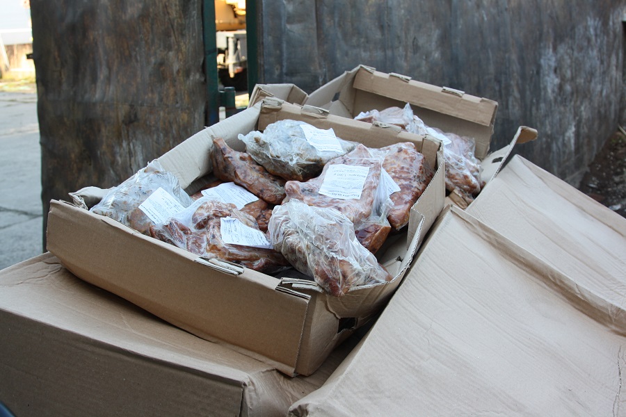 Таможня пустила под бульдозер 5 тонн свиных ребрышек, ананасы и насвай (+фото)