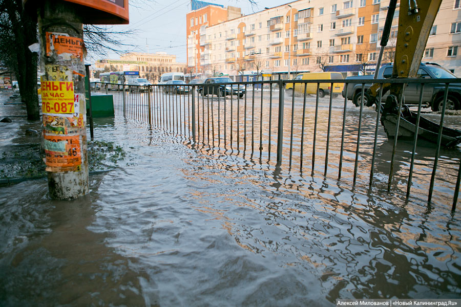 Зимний потоп: лопнувшая труба затопила Ленинский проспект (фото)