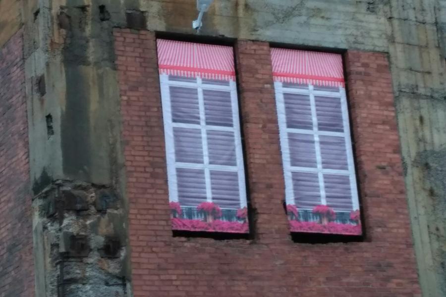 В Калининграде на здание заброшенного ЦБК на Ялтинской повесили фальшивые окна (фото)