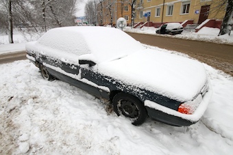 Власти города решили приподнимать машины для уборки снега