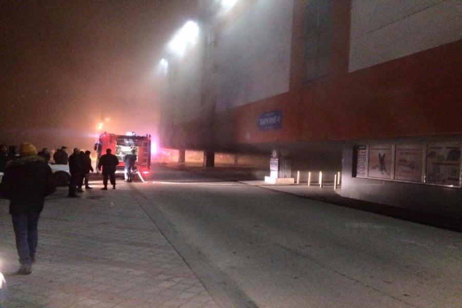 Возгорание в магазине фейерверков в Калининграде тушат 25 пожарных, ТЦ эвакуирован (фото)