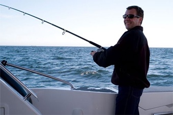 Медведев поручил оставить рыбалку бесплатной