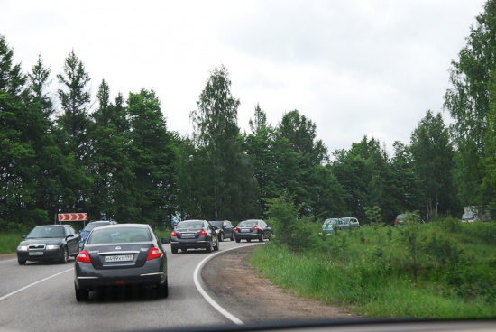 Колонна машин с московскими номерами.. Завод в Питере, представительство в Москве, поэтому машины пришлось доставлять из столицы обратно в Каменку специально для того, чтобы обозреватели различных изданий смогли совершить под дождем вояж по дорогам Карельского перешейка.