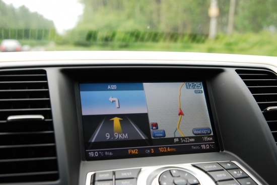 Маршрут был забит прямо в навигацию, которая работает хотя и не без косяков, но свое дело знает. Управление навигацией - информативно. Одно «но» - по дефолту установлен усыпляющий голос дикторши.