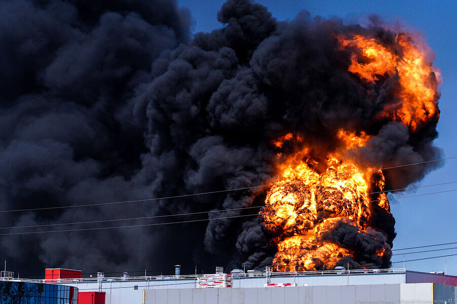 Пожар в мираторге в калининграде. Горит калининград. Что горит в калининграде сейчас. Что горит в калининграде сейчас. Горит калининград.