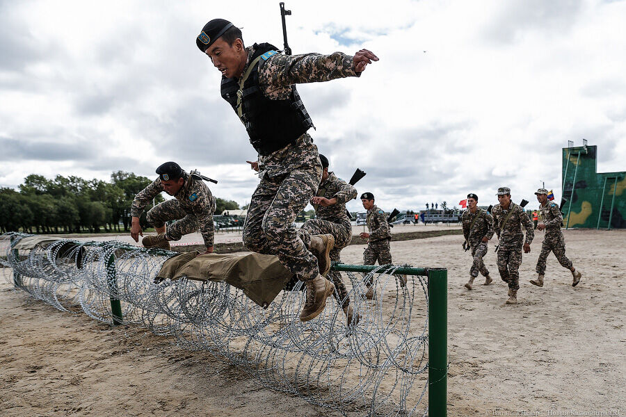 Полоса препятствий американская армейская. Шоу с препятствиями. Полоса препятствий в америке (wipeout). Wipeout полоса препятствий. Препятствие в америке.