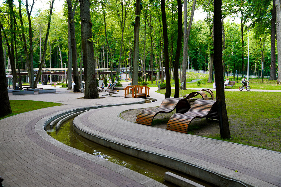 Пос космодемьянского. Парк а Космодемьянского. Парк в поселке им Космодемьянского. Семеновский сквер иллюзии.