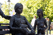 Ярошук, Чебурашка, Алиханов: в Калининграде открыли памятник «Счастливая семья» (фото)