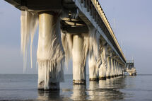 Мороз и море: как стихия украсила променад в Зеленоградске (фото)