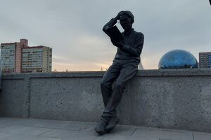 22 апреля: на острове Канта открыли скульптуру «Студент, читающий книгу Иммануила Канта»