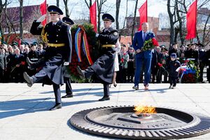 9 апреля: Цуканов возложил цветы к мемориалу 1200 воинам-гвардейцам