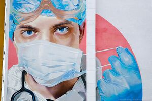 2 августа: граффити с врачом на фасаде девятиэтажки