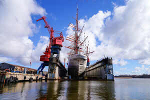 8 апреля: барк «Седов» в ремонтном доке завода в Светлом
