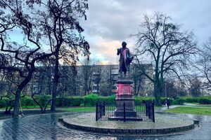 27 ноября: в Калининграде облит краской памятник Канту