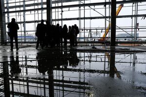 29 декабря: Алиханов проводит совещание на месте будущего зала ожидания в аэропорту «Храброво»