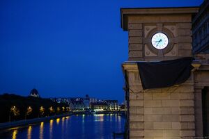 20 августа: на фасаде бывшего ДКМ появились часы с подсветкой