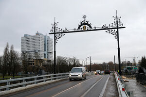 12 декабря: на Деревянном мосту устанавливают опоры трамвайной контактной сети