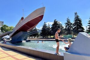 3 августа: дети купаются в новом фонтане у памятника «Морякам-балтийцам»