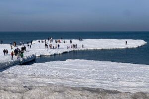 21 февраля: массовые прогулки по морскому льду в плюсовую температуру