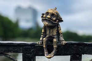 4 июня: на Медовом мосту в Калининграде установили скульптуру Хомлина