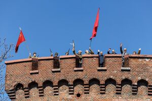 10 апреля: водружение Красного Знамени в День взятия башни Дона