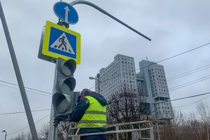 10 декабря: на Моспроспекте напротив Дома Советов установили светофор