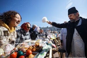 11 апреля: освящение пасхальной снеди у собора Христа Спасителя в Калининграде