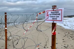 11 января: забор из колючей проволоки на пляже в Куликово