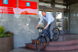 19 мая: Александр Ярошук приехал на работу на велосипеде