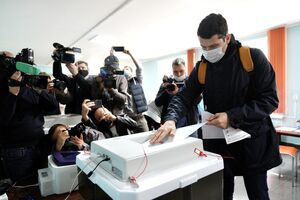 17 сентября: Алиханов и репортеры на избирательном участке