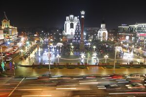 17 декабря: на площади Победы установили праздничные украшения