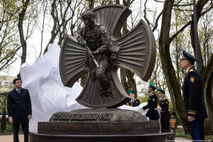 26 апреля: открытие памятника ФСБ у здания областного правительства