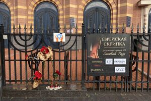 10 октября: калининградцы несут цветы к синагоге