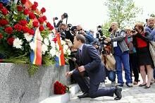 30 мая 2014 года: Министр культуры РФ возлагает цветы к новому памятнику Первой мировой