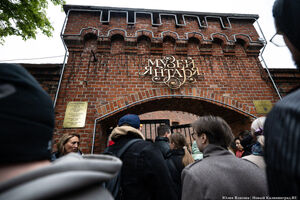 «На грани»: в Музее янтаря открывается выставка о превращении минерала в сокровище