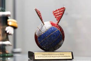 Рембрандт, галстуки и сверкающий мяч: что дарили губернаторам региона 