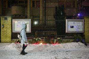 14 января: калининградцы несут цветы к консульству Польши
