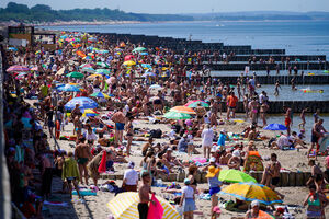 20 июня: толпы людей на пляже в Зеленоградске 