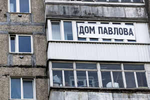 Оборона без воды: что происходит в доме на Моспроспекте, из которого не хотят съезжать 50 семей