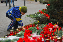 10 апреля: цветы у генконсульства Польши