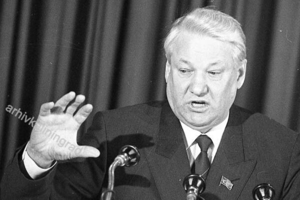 Выборы президента, комсомольский бизнес и незнакомец Кузя: о чем писали газеты 35 лет назад