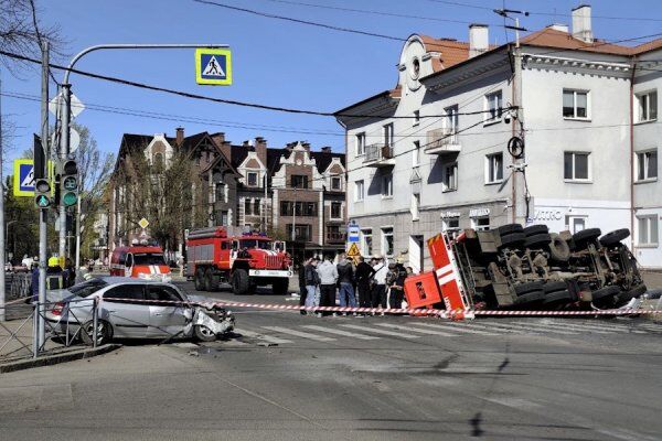 В Калининграде машина пожарной службы опрокинулась после столкновения с двумя авто  