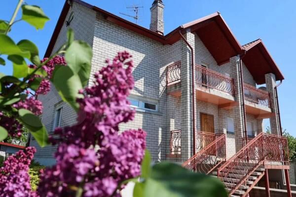 Бани, пруды, огороды и «достойное окружение»: топ дорогих домов, которые продают в Советске