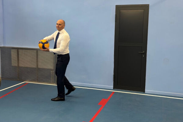 Макароны с котлетами и волейбольная подача: как губернатор осматривал школу № 4