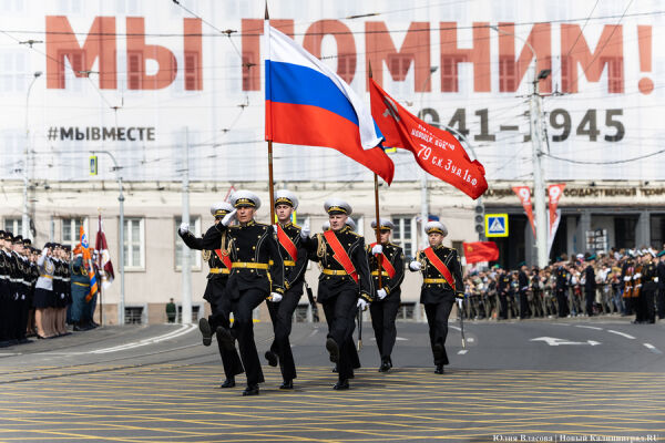 Вечерний@Калининград: отмена парада, грязь на Красной и Дом Советов в 90-х