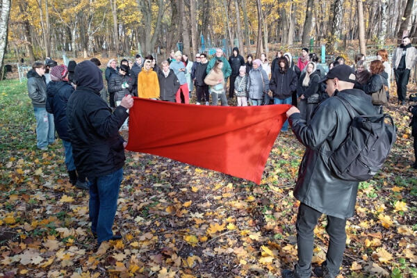 Зумеры, пенсионеры и «Русская община»: как всех объединило заброшенное кладбище (фото)