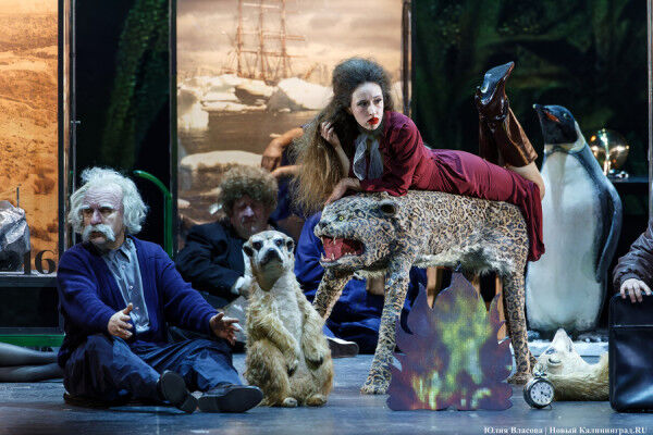 Люди и сурикаты: в Драмтеатре представили новый спектакль «Гараж» 