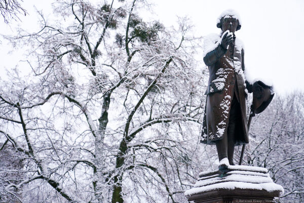 Блуждающие постаменты и «День капиталиста»: о чем писали газеты 35 лет назад