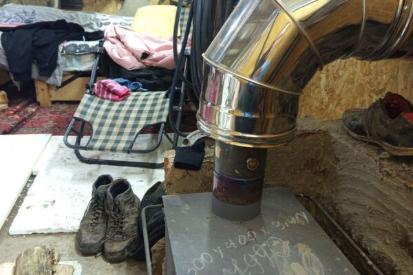 Барак, дырявая крыша и труба: почему семья с детьми переселилась жить в гараж