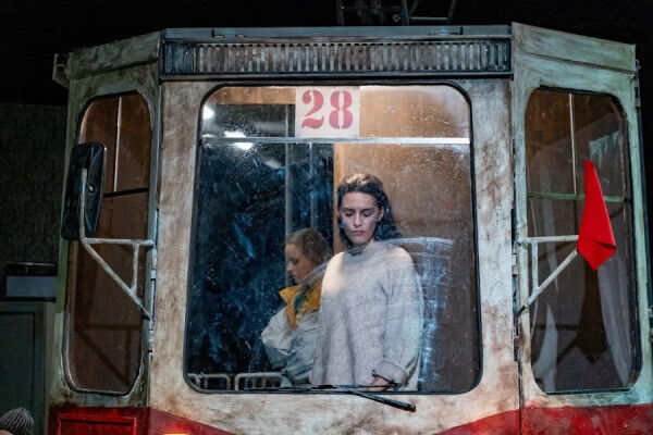 Попасть под трамвай: чем удивил спектакль «Любовник» в Драмтеатре 